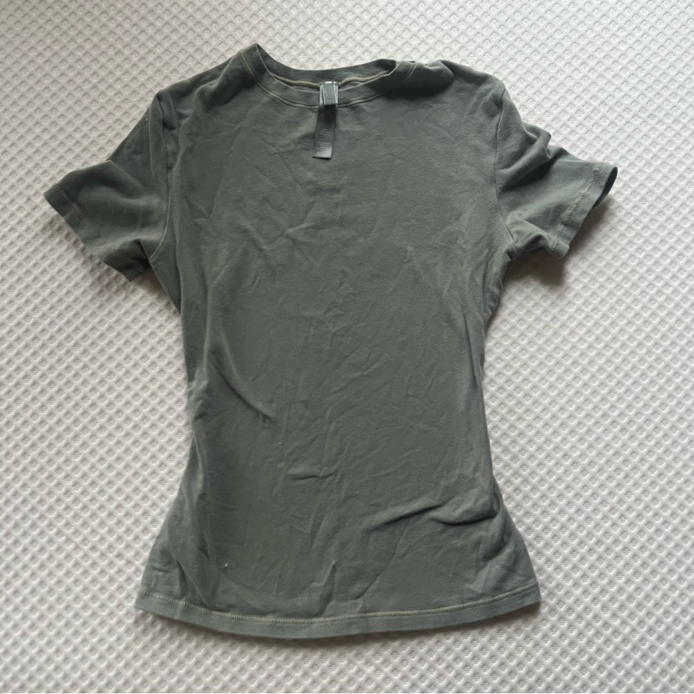 skims tee
